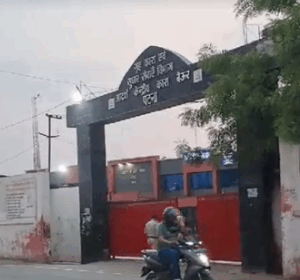 बिहार पुलिस का 'जेल ऑपरेशन': बेऊर सेंट्रल और बाढ़ जेल में तड़के सुबह सघन छापेमारी, कैदियों में मचा हड़कंप