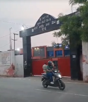 बिहार पुलिस का 'जेल ऑपरेशन': बेऊर सेंट्रल और बाढ़ जेल में तड़के सुबह सघन छापेमारी, कैदियों में मचा हड़कंप