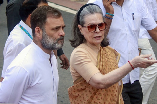 नेशनल हेराल्ड केस: राहुल गांधी और सोनिया गांधी पर आपराधिक षड्यंत्र का केस दर्ज, दिल्ली पुलिस की FIR में 6 लोग नामजद