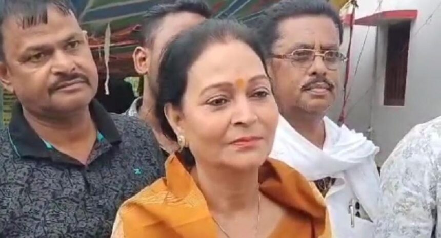 स्ट्रांग रूम पर सियासी संग्राम! CCTV बंद मिलने पर अनु शुक्ला ने जताई नाराज़गी, प्रशासन से मांगा जवाब...