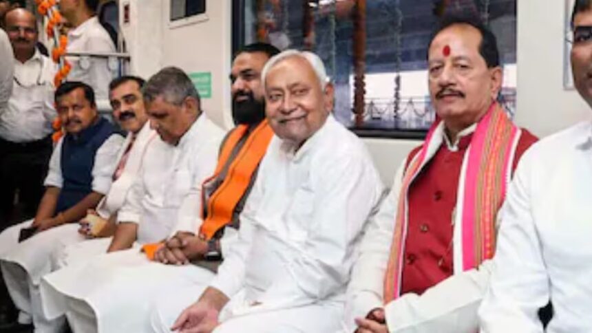 एनडीए की प्रचंड जीत के बाद सियासी हलचल तेज! नीतीश कुमार आवास पर लगा नेताओं का तांता…