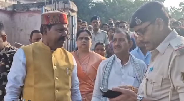 RJD विधायक भाई वीरेंद्र और 'दारोगा जी' में तीखी बहस: बूथ पर हंगामा, सुरक्षाकर्मियों पर पक्षपात का आरोप