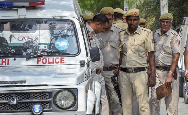 दिल्ली: अवैध हथियारों का जखीरा बरामद, कुख्यात तस्कर गिरफ्तार