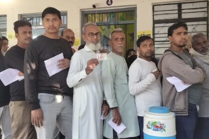 बिहार चुनाव 2025: 20 साल बाद गांव में लौटी लोकतंत्र की रौशनी, ग्रामीणों ने मतदानकर्मियों का किया शानदार स्वागत