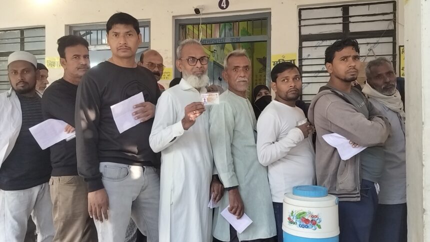 बिहार चुनाव 2025: 20 साल बाद गांव में लौटी लोकतंत्र की रौशनी, ग्रामीणों ने मतदानकर्मियों का किया शानदार स्वागत
