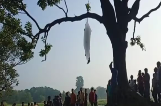 समस्तीपुर में सनसनीखेज मामला! एक ही दुपट्टे से पेड़ पर लटके मिले प्रेमी युगल के शव, ऑनर किलिंग की आशंका