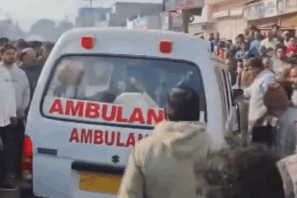लाल किला धमाके के पीड़ित: पोस्टमार्टम के बाद हसनपुर लौटे लोकेश और अशोक के पार्थिव शरीर, अंतिम दर्शन के लिए उमड़ी भीड़