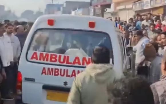 लाल किला धमाके के पीड़ित: पोस्टमार्टम के बाद हसनपुर लौटे लोकेश और अशोक के पार्थिव शरीर, अंतिम दर्शन के लिए उमड़ी भीड़