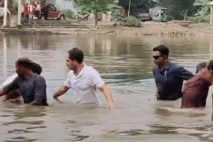 राहुल गांधी : बेगूसराय में अचानक तालाब में कूदे, मछुआरों संग जाल फेककर पकड़ी मछली!