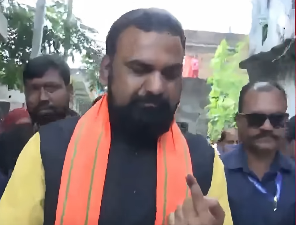 डिप्टी सीएम सम्राट चौधरी ने तारापुर में किया मतदान, विकास के नाम पर जनता से की वोट करने की अपील