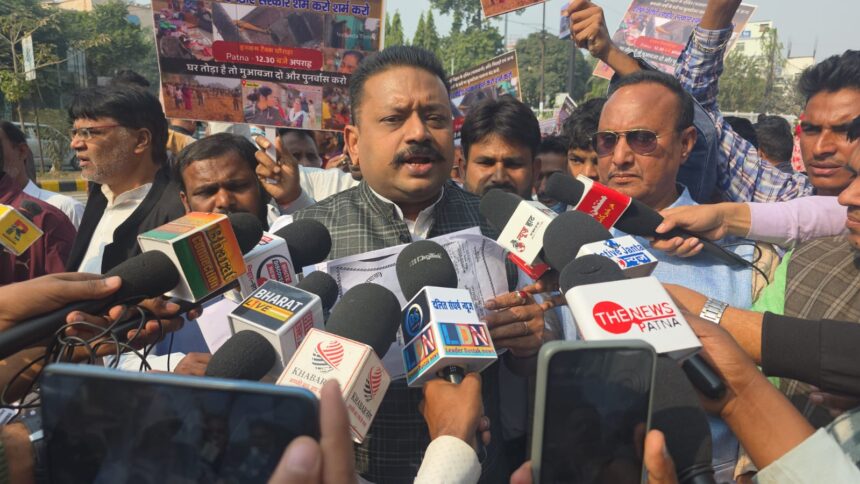 नालंदा के पासवान परिवारों के घरों पर बुल्डोज़र: पटना में न्याय की मांग में धरना..