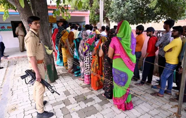 मतदान केंद्र पर कौन करता है क्या काम? जानिए चुनाव ड्यूटी का पूरा सिस्टम!…