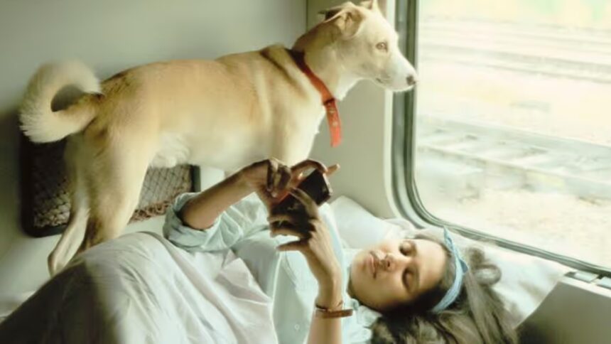 क्या आप अपने कुत्ते को ट्रेन में ले जा सकते हैं? जानिए रेलवे का नियम...