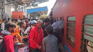 ट्रेन में पैर रखने की जगह नहीं, फिर भी डिब्बे क्यों नहीं बढ़ाते रेलवे? जानिए पूरा कारण!…