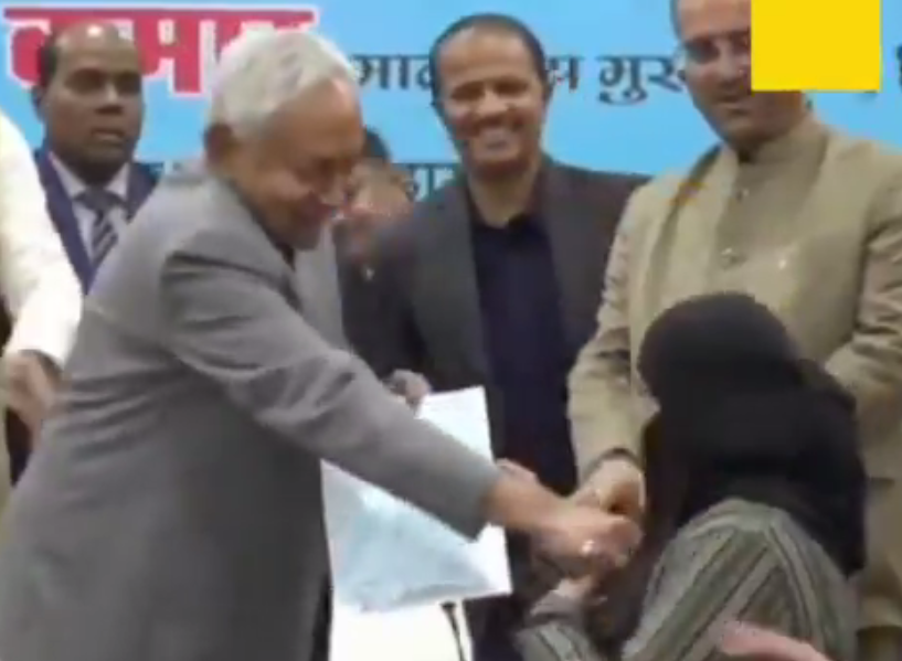 नीतीश कुमार के व्यवहार पर फिर विवाद: मंच पर महिला डॉक्टर का हिजाब खींचने का वीडियो वायरल, राजद ने साधा निशाना