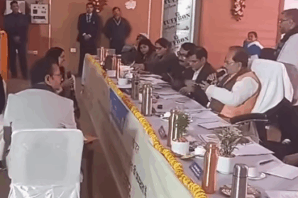 कोर्ट से ऊपर हैं क्या आप लोग? मंत्री विजय कुमार सिन्हा ने अधिकारियों को लगाई फटकार, भूमि विवाद पर सख्त निर्देश
