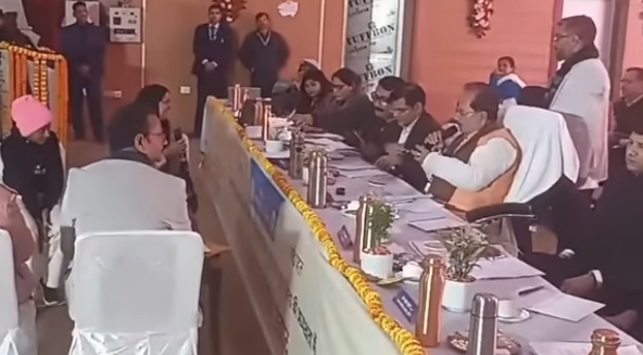 कोर्ट से ऊपर हैं क्या आप लोग? मंत्री विजय कुमार सिन्हा ने अधिकारियों को लगाई फटकार, भूमि विवाद पर सख्त निर्देश
