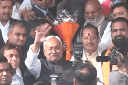 बिहार विधानसभा सत्र: शपथ ग्रहण में दिखा सौहार्द; सम्राट चौधरी ने छुए नीतीश के पैर, मैथिली-संस्कृत-उर्दू में ली गई शपथ