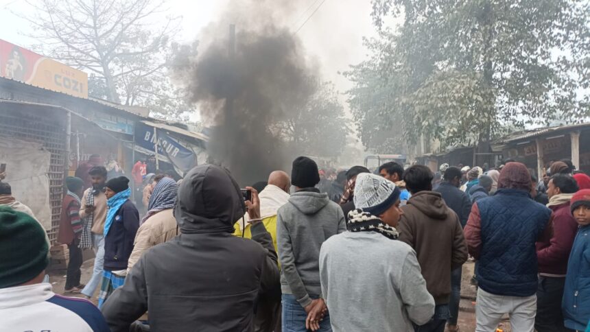 शिवहर में खूनी संघर्ष के बाद भारी बवाल: युवक को बेल्टों से पीटा, इंसाफ के लिए हाईवे पर आगजनी, पुलिस के खिलाफ फूटा आक्रोश