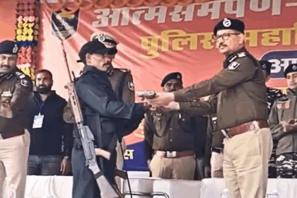 बिहार में नक्सलवाद पर 'प्रहार': मुंगेर में 3 इनामी नक्सलियों ने DGP के सामने डाले हथियार, बोले- "अब हिंसा नहीं, विकास चाहिए"