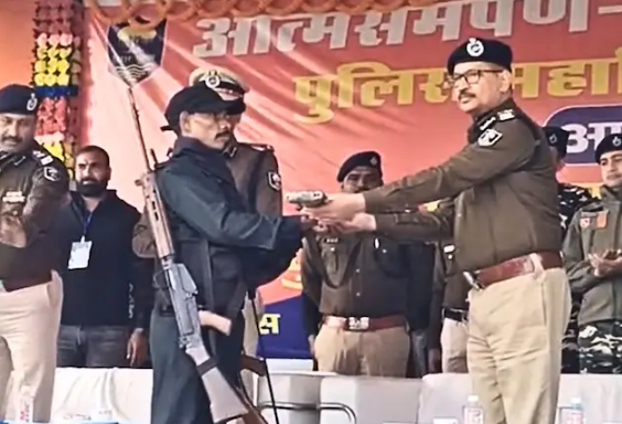बिहार में नक्सलवाद पर 'प्रहार': मुंगेर में 3 इनामी नक्सलियों ने DGP के सामने डाले हथियार, बोले- "अब हिंसा नहीं, विकास चाहिए"