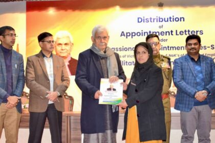 LG मनोज सिन्हा ने पोंछे आतंक पीड़ितों के आंसू; कहा- ‘मां को भीख मांगनी पड़ी, अब सिस्टम निभाएगा फर्ज’1