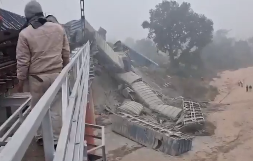 बिहार में भीषण रेल हादसा: जमुई में मालगाड़ी की 17 बोगियां बेपटरी, 3 डिब्बे नदी में गिरे; हावड़ा-दिल्ली रेल मार्ग पूरी तरह ठप