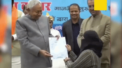 नीतीश कुमार फिर ‘अनूठी हरकत’ को लेकर घिरे! डॉक्टर नियुक्ति समारोह का वीडियो कांग्रेस-RJD ने किया वायरल…