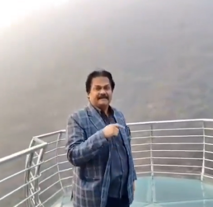 बॉलीवुड स्टार अखिलेंद्र मिश्रा ने राजगीर के ग्लास ब्रिज से दुनिया को दिखाया बिहार का नया चेहरा