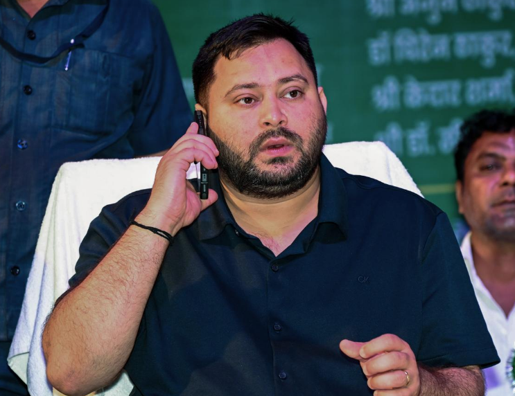 बिहार में 'ऑपरेशन तीर' की आहट: RJD के 18 विधायक पाला बदलने को तैयार! तेजस्वी की गैरमौजूदगी में राजद में बड़ी टूट का दावा