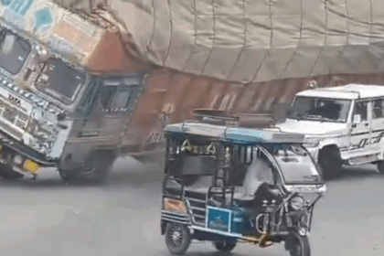 यूपी के रामपुर में खतरनाक हादसा: ओवरलोड ट्रक पलटने से कार हुई चपेट में, ड्राइवर की मौत