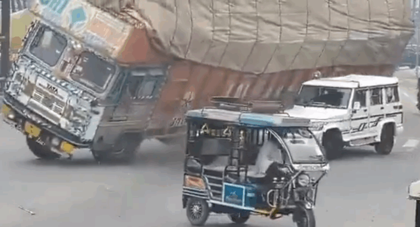 यूपी के रामपुर में खतरनाक हादसा: ओवरलोड ट्रक पलटने से कार हुई चपेट में, ड्राइवर की मौत