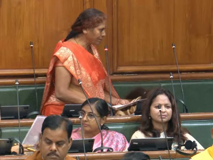 बिहार विधानसभा की शुरुआत ड्रामेटिक: बाहुबली नेता की पत्नी विभा देवी शपथ के शब्दों में उलझीं...