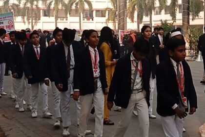 बच्चों की प्रभात फेरी से सजी डॉ. राजेंद्र प्रसाद जयंती, कलेक्ट्रेट में किया गया पुष्प अर्पण..