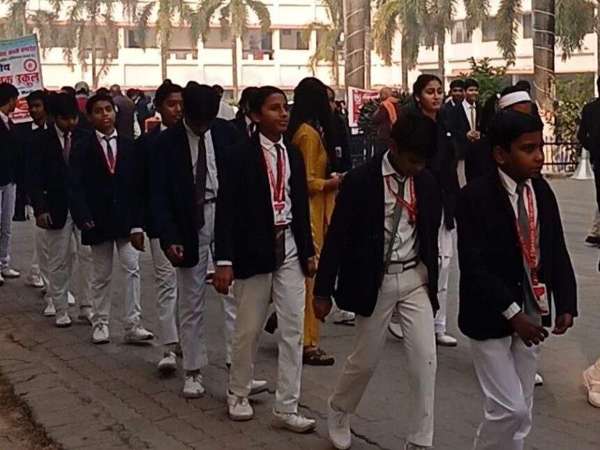 बच्चों की प्रभात फेरी से सजी डॉ. राजेंद्र प्रसाद जयंती, कलेक्ट्रेट में किया गया पुष्प अर्पण..