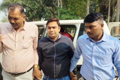 कौन था इस रिश्वत कांड के पीछे? 2.50 लाख के साथ राजस्व कर्मचारी पकड़ा गया…