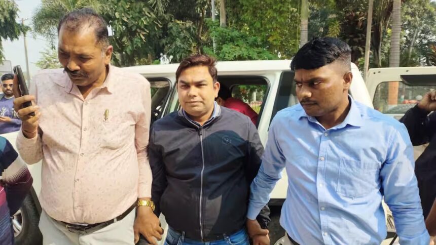 कौन था इस रिश्वत कांड के पीछे? 2.50 लाख के साथ राजस्व कर्मचारी पकड़ा गया…
