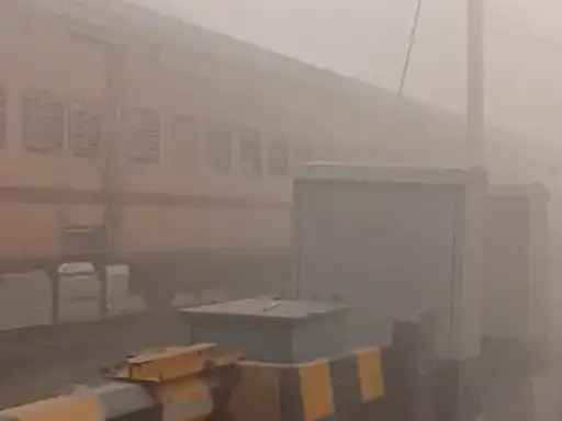 ठंड ने रोकी ट्रेनों की रफ्तार! कोहरे के कारण संपूर्ण क्रांति–पूर्वा एक्सप्रेस लेट…