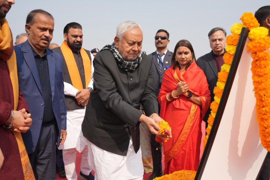 मोतिहारी में स्थापित हुआ दुनिया का सबसे बड़ा 'महाशिवलिंग', CM नीतीश और सम्राट चौधरी ने की पूजा