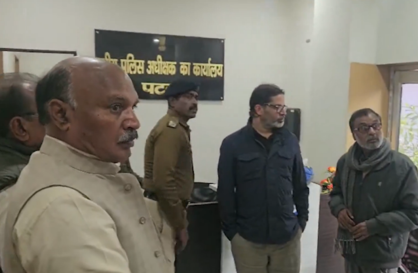 नीट छात्रा मौत कांड में पीड़ित परिवार संग SSP ऑफिस पहुँचे PK; बोले- "गरीब की बेटी के साथ दरिंदगी पर चुप नहीं रहेगा जन सुराज"