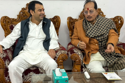 तेजस्वी को छोड़ विजय सिन्हा के घर पहुँचे तेज प्रताप, क्या बिहार में पक रही है कोई नई खिचड़ी?