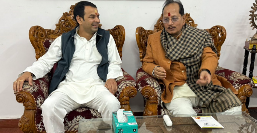 तेजस्वी को छोड़ विजय सिन्हा के घर पहुँचे तेज प्रताप, क्या बिहार में पक रही है कोई नई खिचड़ी?