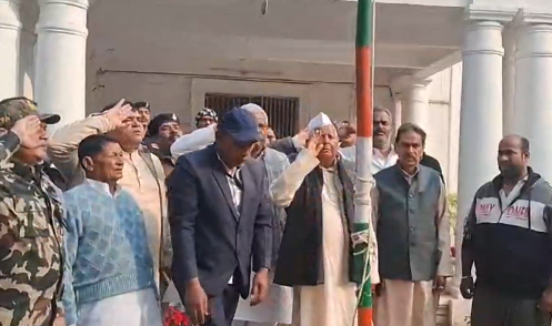 गणतंत्र दिवस 2026: तेजस्वी के आवास पर लालू यादव ने किया झंडोत्तोलन, पटना में होकर भी नदारद रहे नेता प्रतिपक्ष