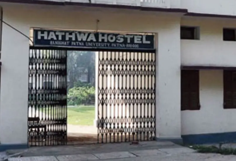 पटना हॉस्टल ब्लास्ट: हथुआ हॉस्टल बना 'बारूद का ढेर', पुलिस रेड में 40 सुतली बम और पेट्रोल बरामद; 7 छात्र गिरफ्तार