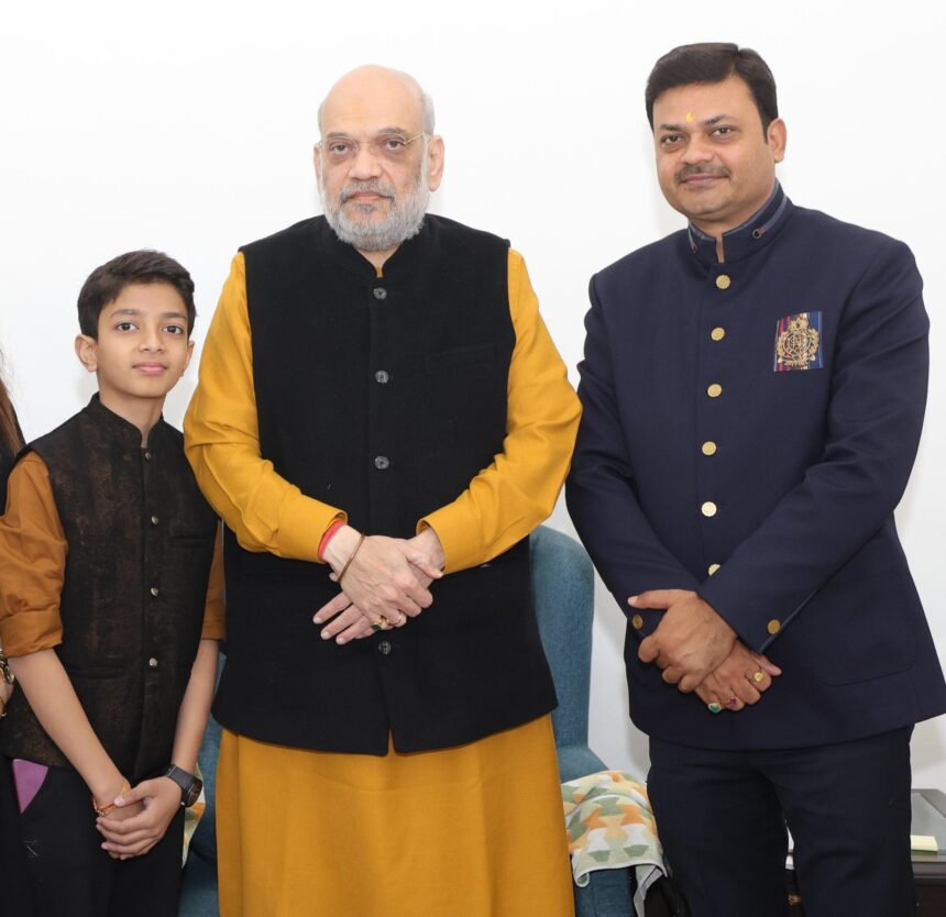 मंत्री संजय सिंह की अमित शाह से सपरिवार मुलाकात, तेज प्रताप को मात देने वाले संजय सिंह ने अमित शाह से लिया आशीर्वाद