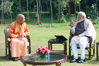 यूपी CM योगी आदित्यनाथ ने दिल्ली में पीएम मोदी से मुलाकात की, राम मंदिर का प्रतिकृति भेंट की