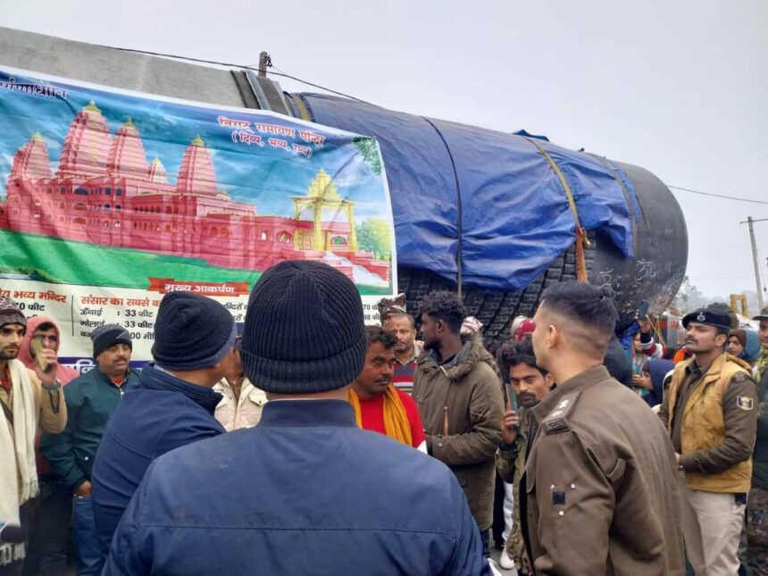 दुनिया का सबसे बड़ा शिवलिंग, नारायणी नदी पार कराने के लिए विशेषज्ञ इंजीनियरों की टीम बुलाई गई