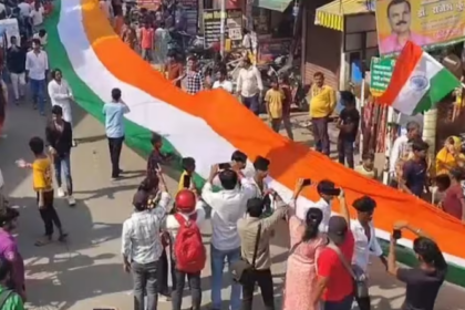 मुजफ्फरपुर में दिखा राष्ट्रभक्ति का भव्य रूप: 1100 फीट लंबे तिरंगे के साथ सड़कों पर उतरा जनसैलाब