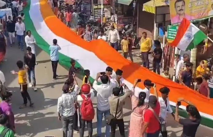 मुजफ्फरपुर में दिखा राष्ट्रभक्ति का भव्य रूप: 1100 फीट लंबे तिरंगे के साथ सड़कों पर उतरा जनसैलाब