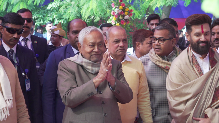 मकर संक्रांति पर सीएम नीतीश कुमार ने चिराग और चेतन आनंद के यहां दही-चूड़ा भोज में लिया भाग, रामविलास पासवान को दी श्रद्धांजलि